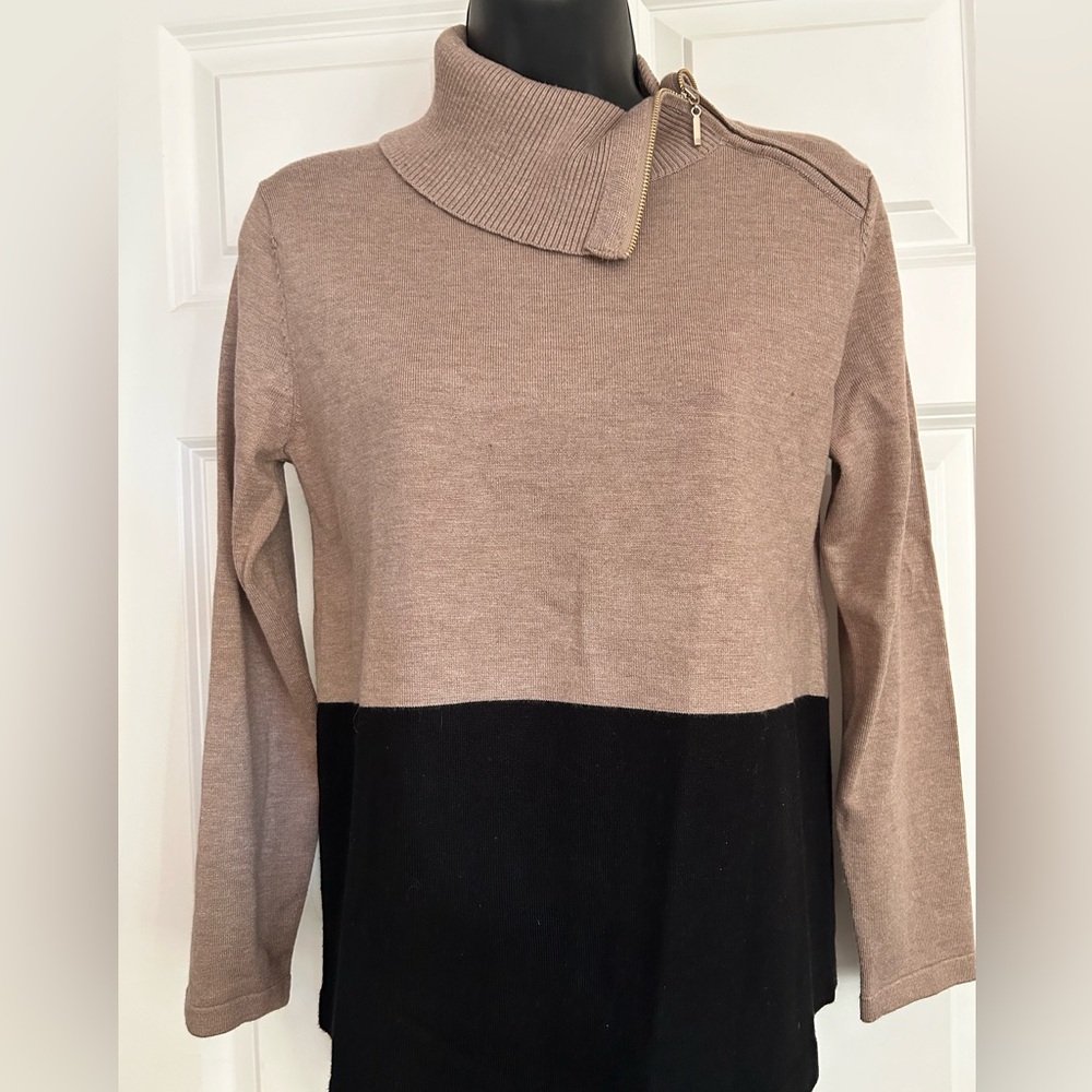 Tunic sweater with zip neck